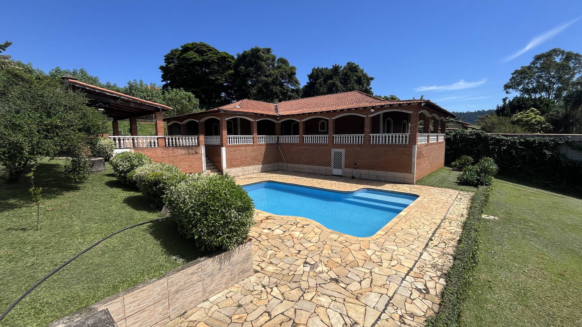 Chácara à venda em Atibaia c/ 4 dormitórios - 1.368m² por - CH331