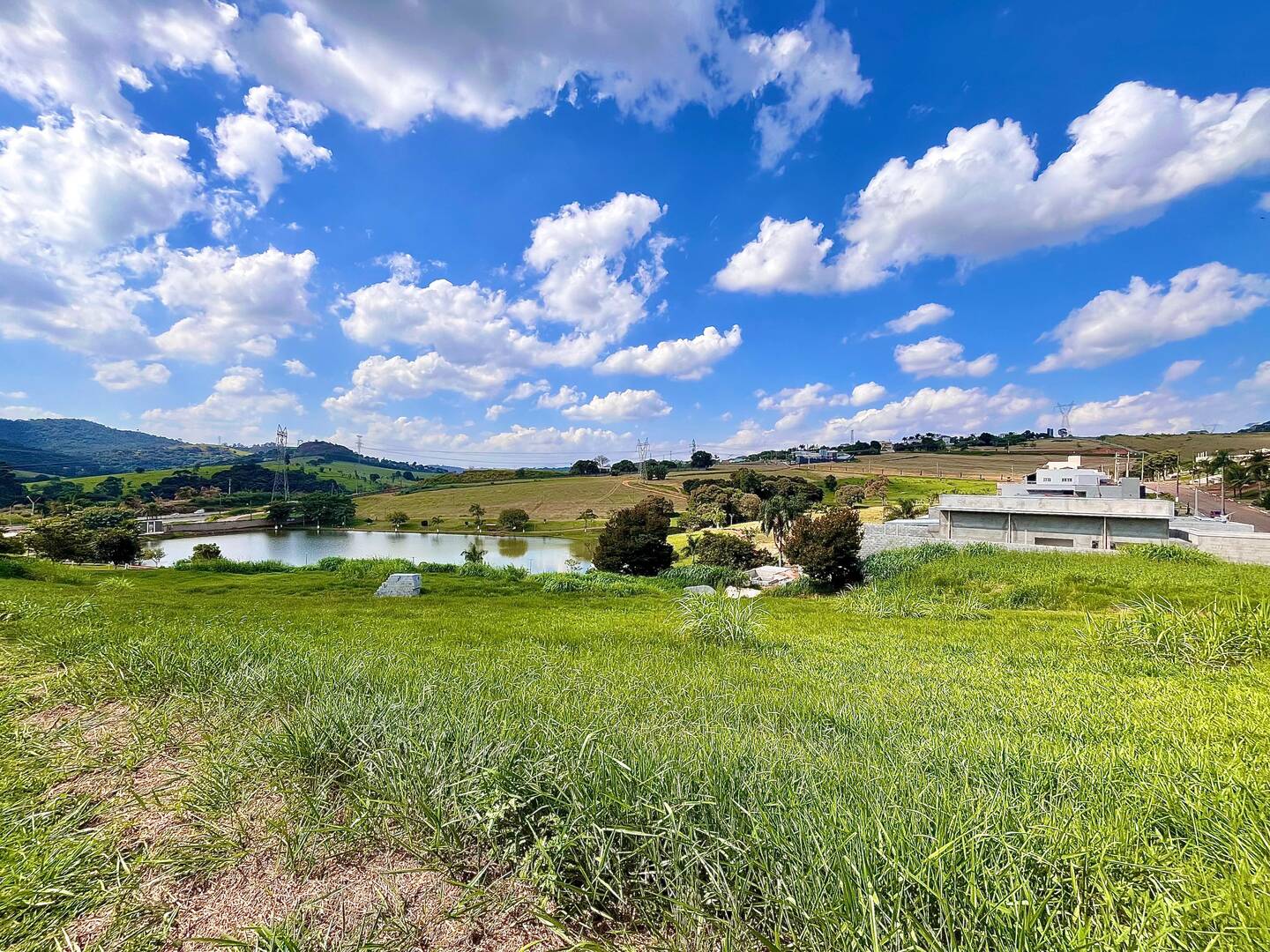 Terrenos à venda em Atibaia/SP - Condomínio Fechado, 1.015m2 - TR63