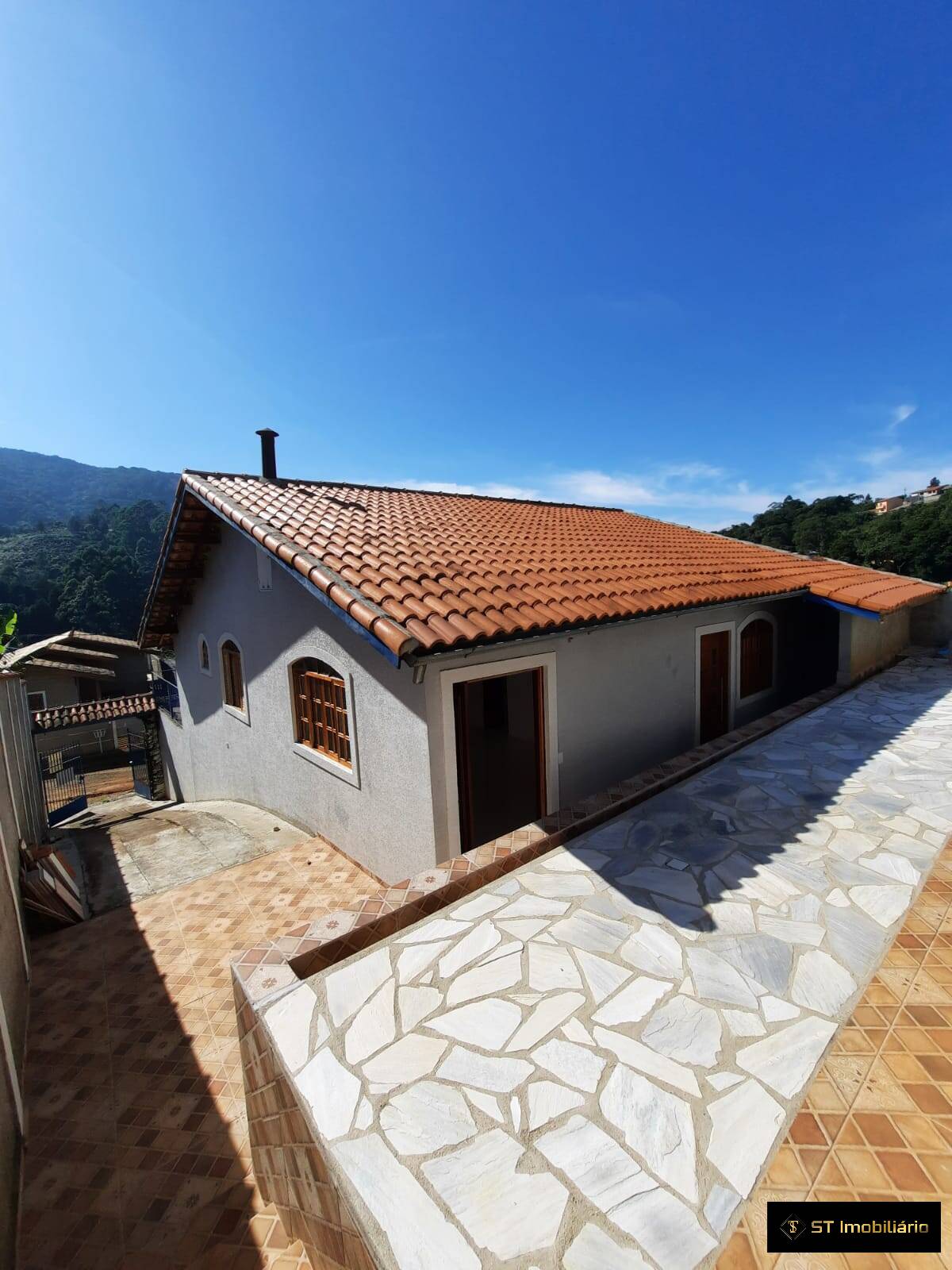 Casa à venda com 3 quartos, 110m² - Foto 1
