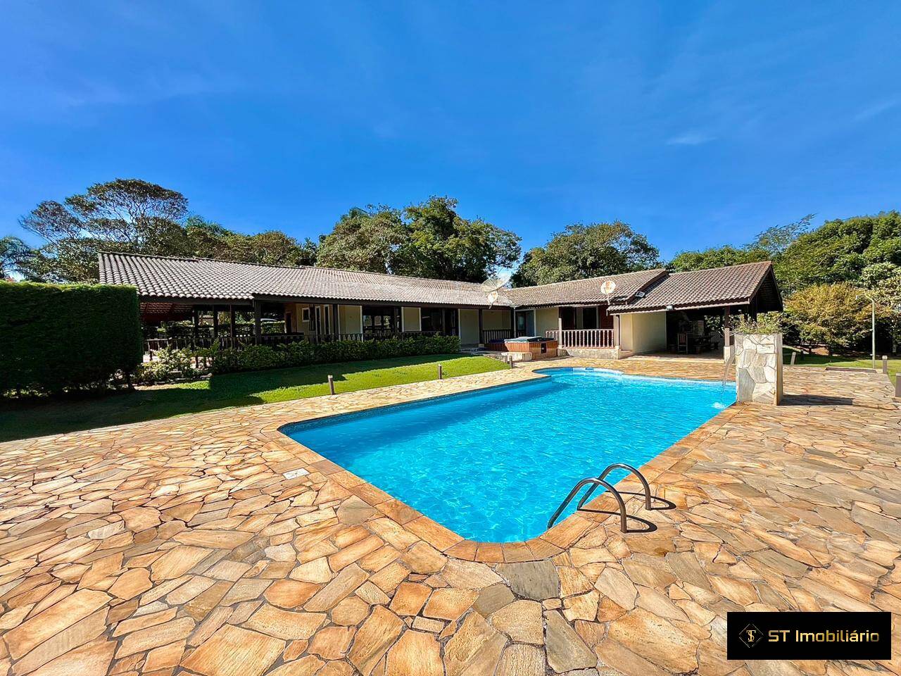 Chácara, 4 quartos, 2410 m² - Foto 1