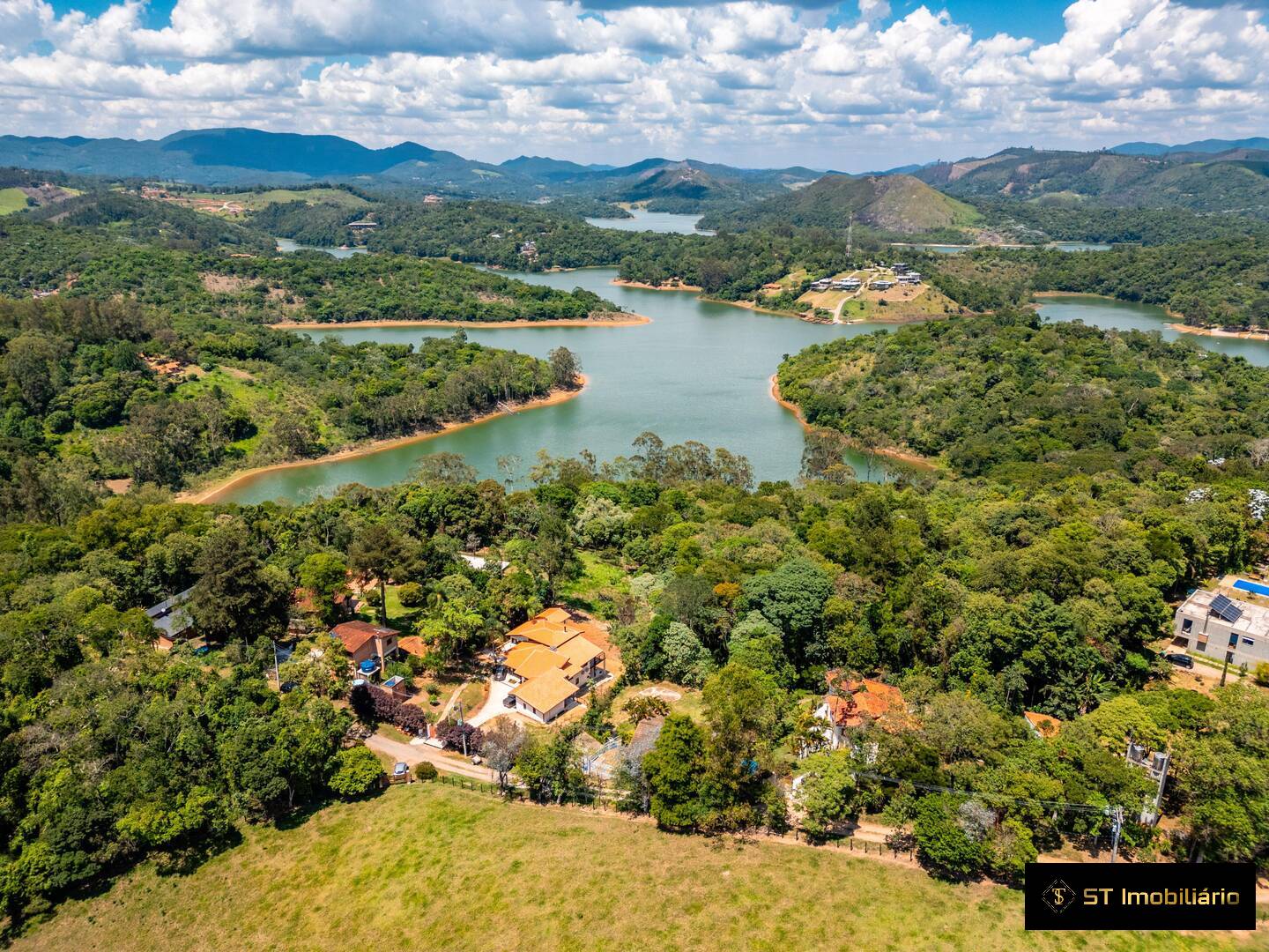 Chácara à venda com 3 quartos, 226m² - Foto 1