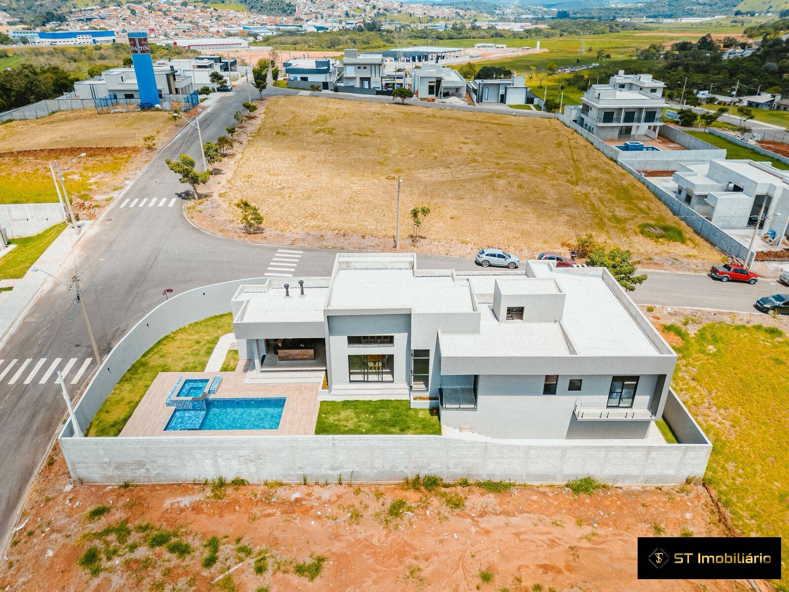 Casa à venda com 3 quartos, 272m² - Foto 4