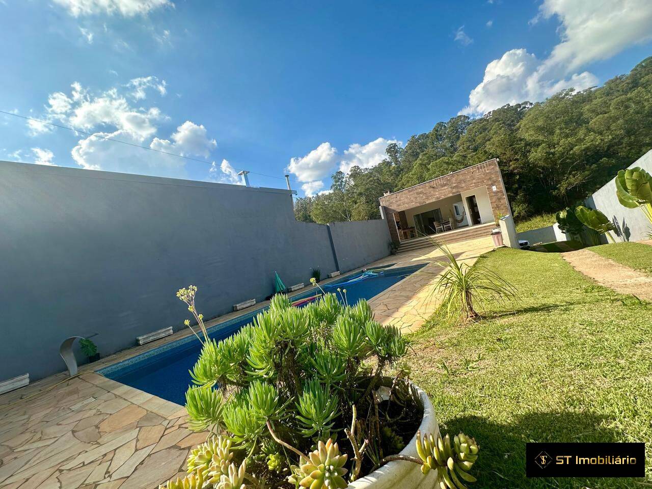 Chácara à venda com 3 quartos, 199m² - Foto 1