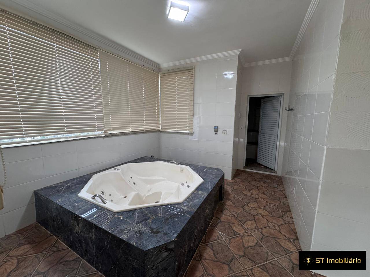 Casa de Condomínio para alugar com 4 quartos, 250m² - Foto 12