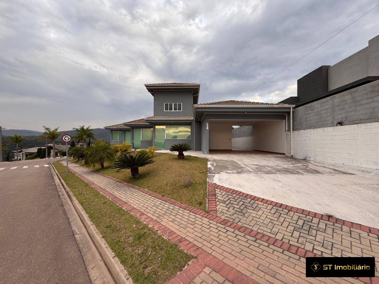 Casa de Condomínio para alugar com 4 quartos, 250m² - Foto 2