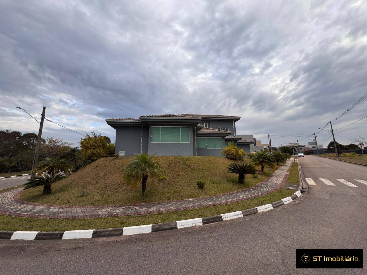 Casa de Condomínio para alugar com 4 quartos, 250m² - Foto 3