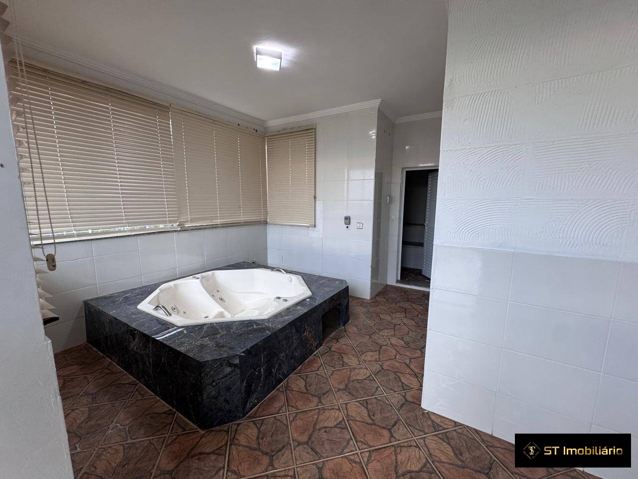 Casa de Condomínio para alugar com 4 quartos, 250m² - Foto 15