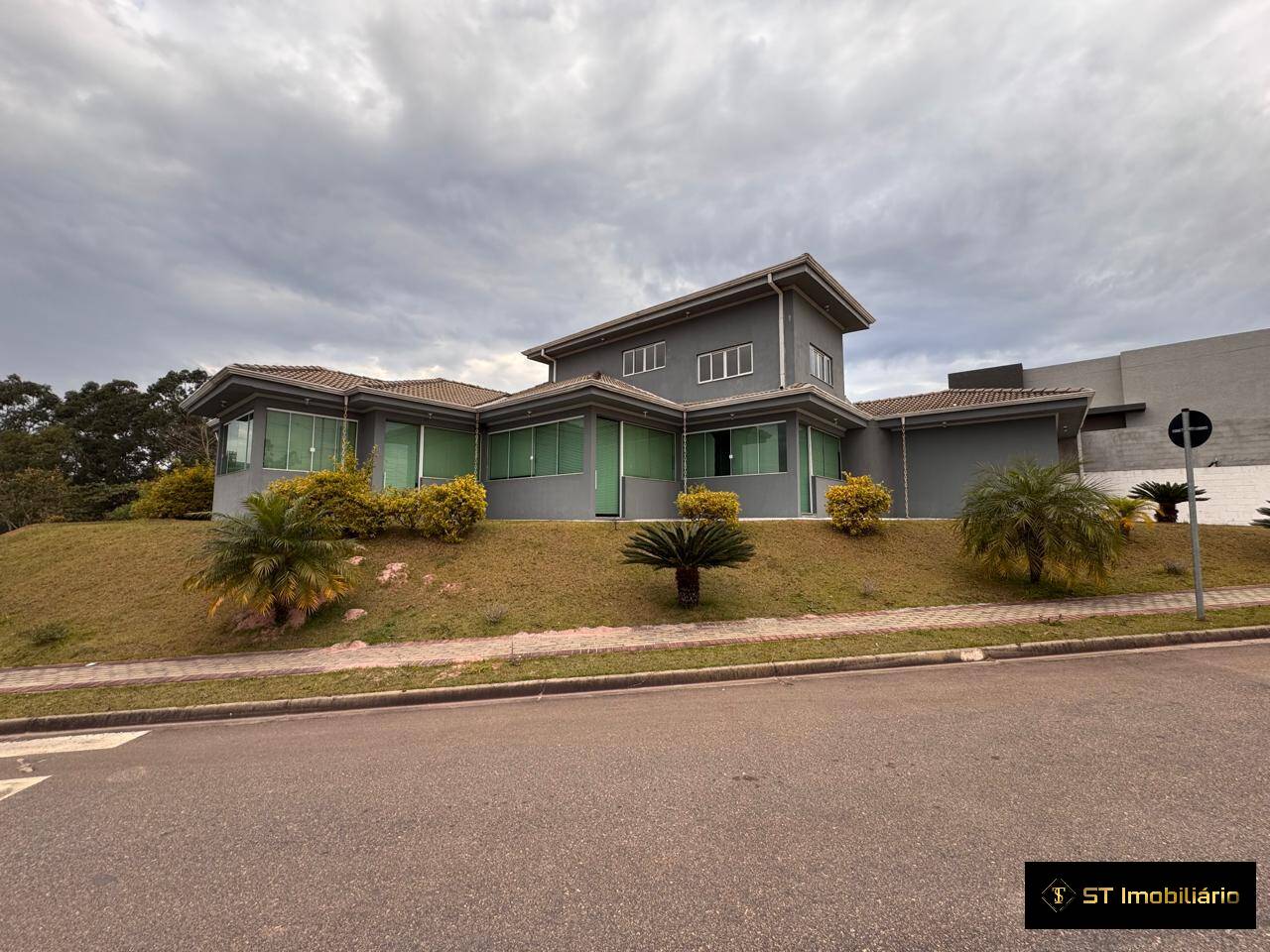Casa de Condomínio para alugar com 4 quartos, 250m² - Foto 1